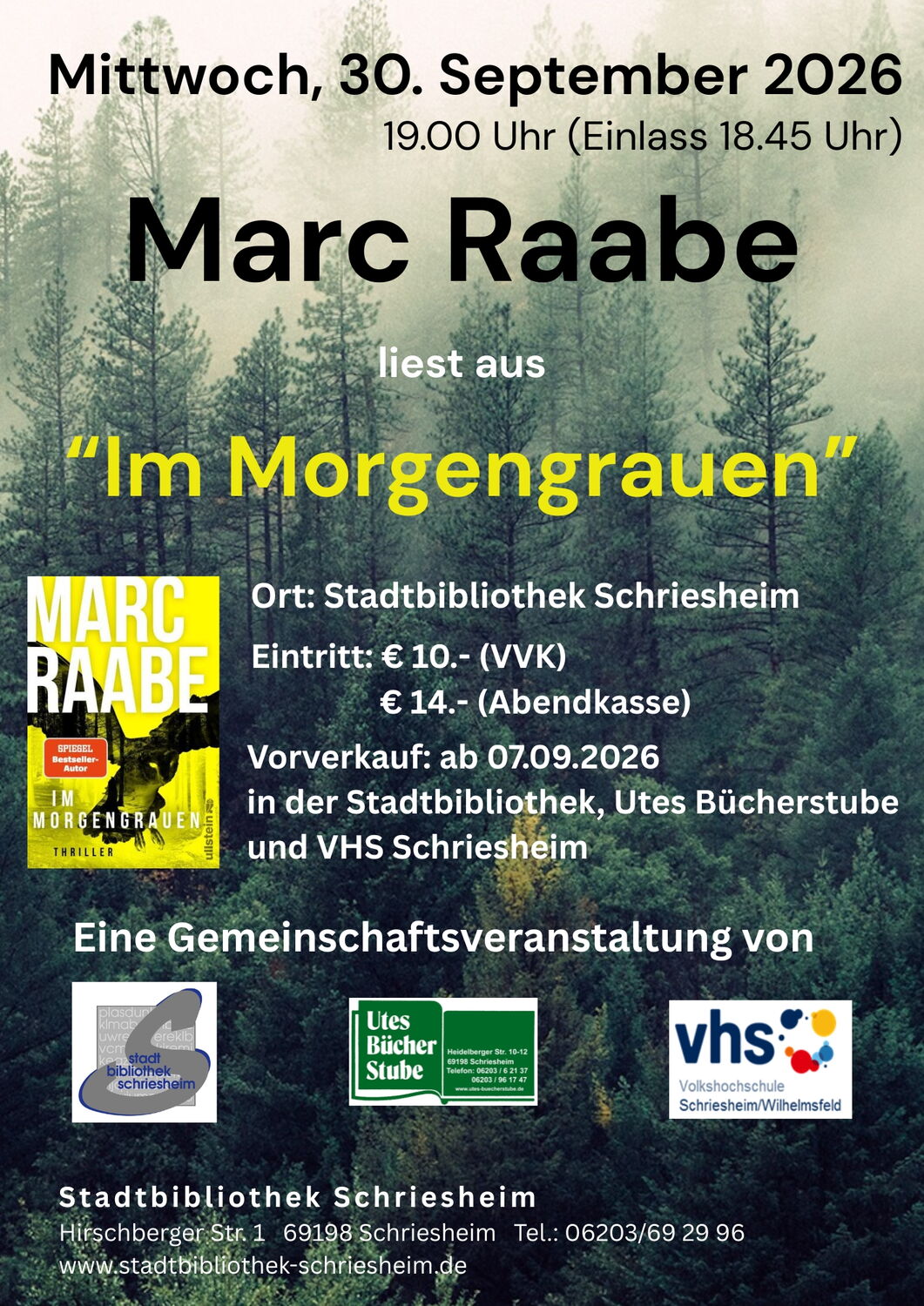 Veranstaltungsplakat für eine Lesung des Autors Marc Raabe aus seinem Thriller „Im Morgengrauen“. Die Lesung findet am Mittwoch, 30. September 2026 um 19:00 Uhr in der Stadtbibliothek Schriesheim statt. Das Plakat zeigt im Hintergrund einen nebligen Nadelwald und das gelbe Buchcover